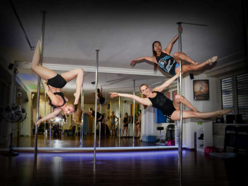 Pole Dance Class Photo 3